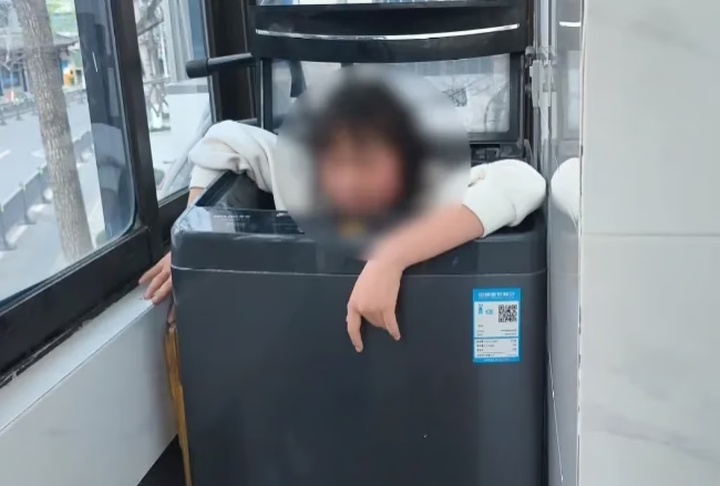 Giận mẹ, nữ sinh 12 tuổi mắc kẹt trong máy giặt, cứu hộ ra tay - Ảnh 1.