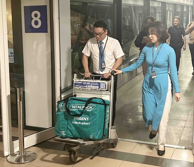 Chuyến bay lùi giờ để vận chuyển mô tạng đã mang lại cơ hội hồi sinh sự sống cho bệnh nhân Chuyến bay lùi giờ để vận chuyển mô tạng đã mang lại cơ hội hồi sinh sự sống cho bệnh nhân