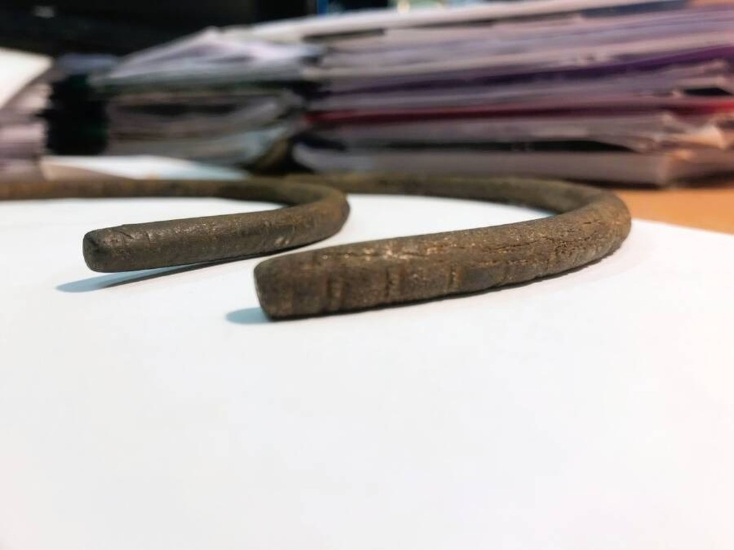 Đang sửa ống nước, người nông dân bất ngờ phát hiện "báu vật" ngoài đồng- Ảnh 1.