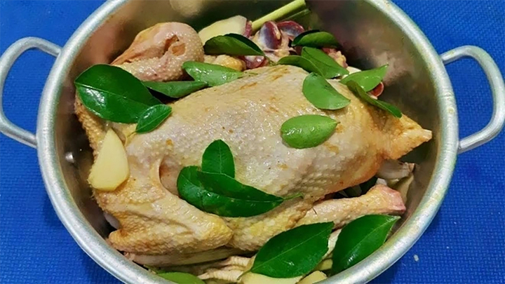 4 cách luộc gà không cần nước giữ trọn dinh dưỡng và hương vị - Ảnh 1.