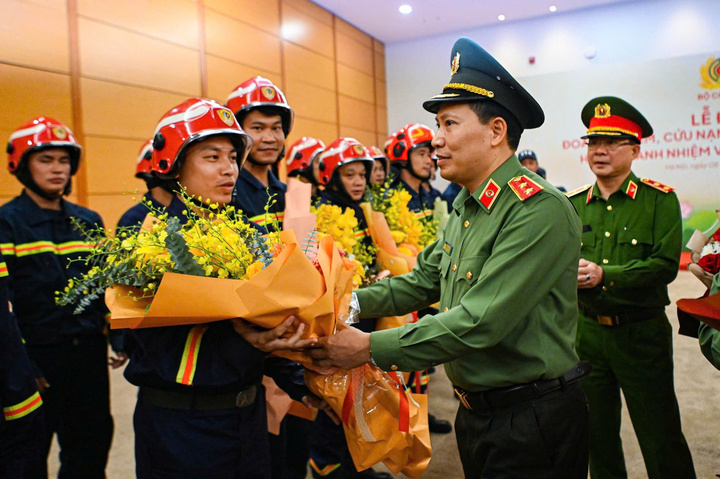 Đại tá Nguyễn Minh Khương kể lại hành trình cứu hộ cảm động tại Myanmar - Ảnh 2. Đại tá Nguyễn Minh Khương kể lại hành trình cứu hộ cảm động tại Myanmar - Ảnh 2.