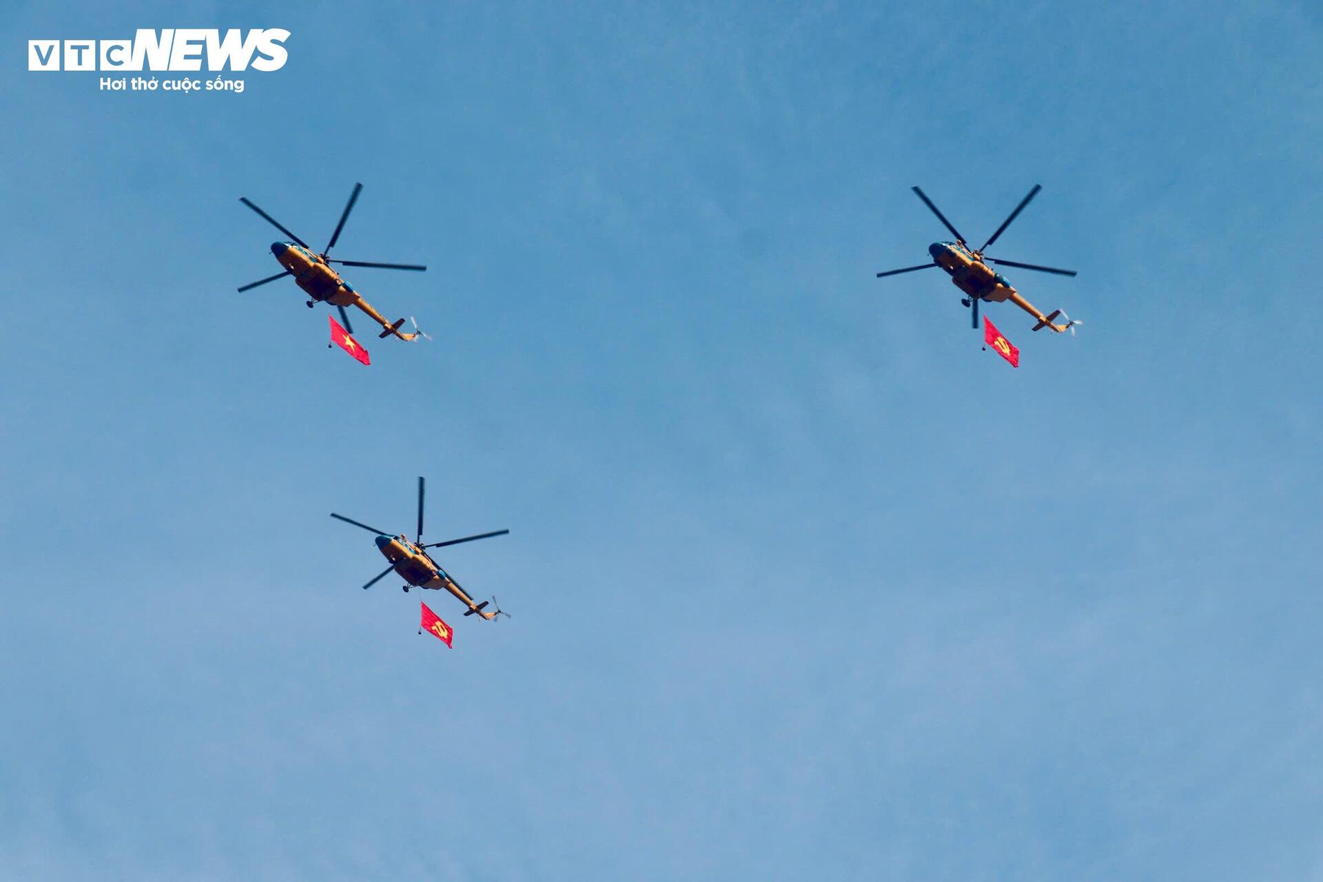 Phi đội trực thăng mang cờ Tổ quốc bay trên bầu trời Đồng Nai - Ảnh 12.