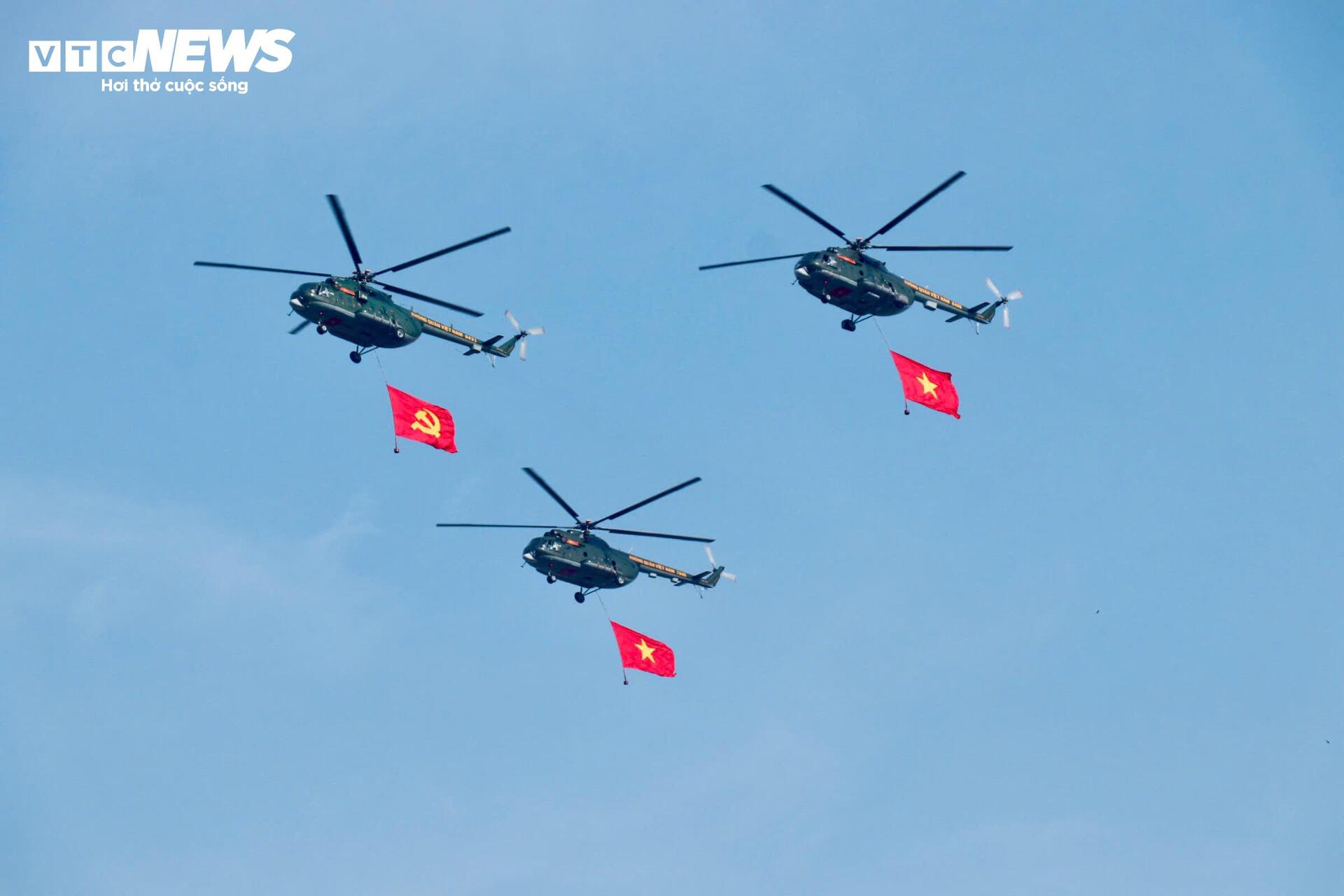 Phi đội trực thăng mang cờ Tổ quốc bay trên bầu trời Đồng Nai - Ảnh 8.