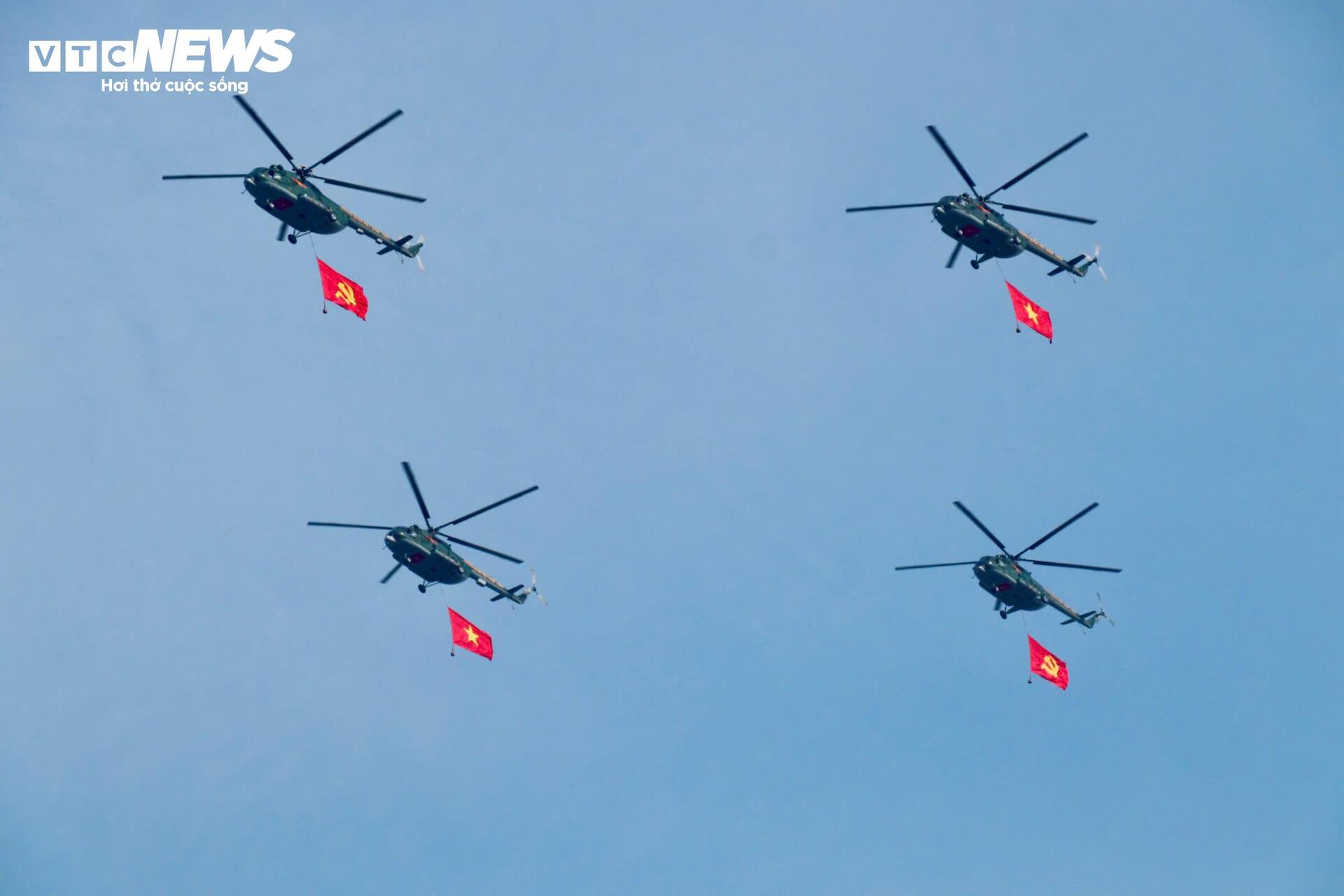 Phi đội trực thăng mang cờ Tổ quốc bay trên bầu trời Đồng Nai - Ảnh 9.