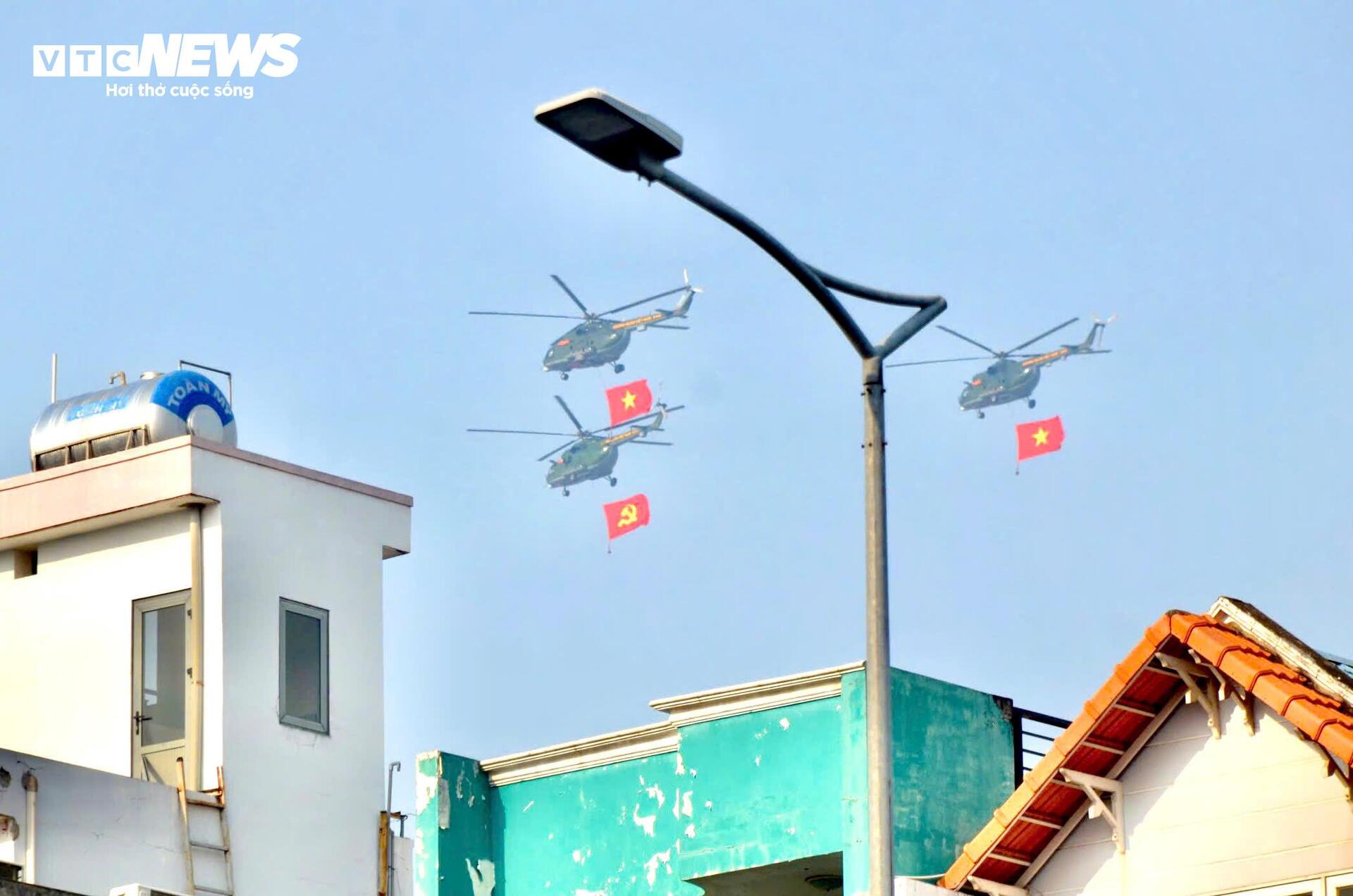 Phi đội trực thăng mang cờ Tổ quốc bay trên bầu trời Đồng Nai - Ảnh 13.