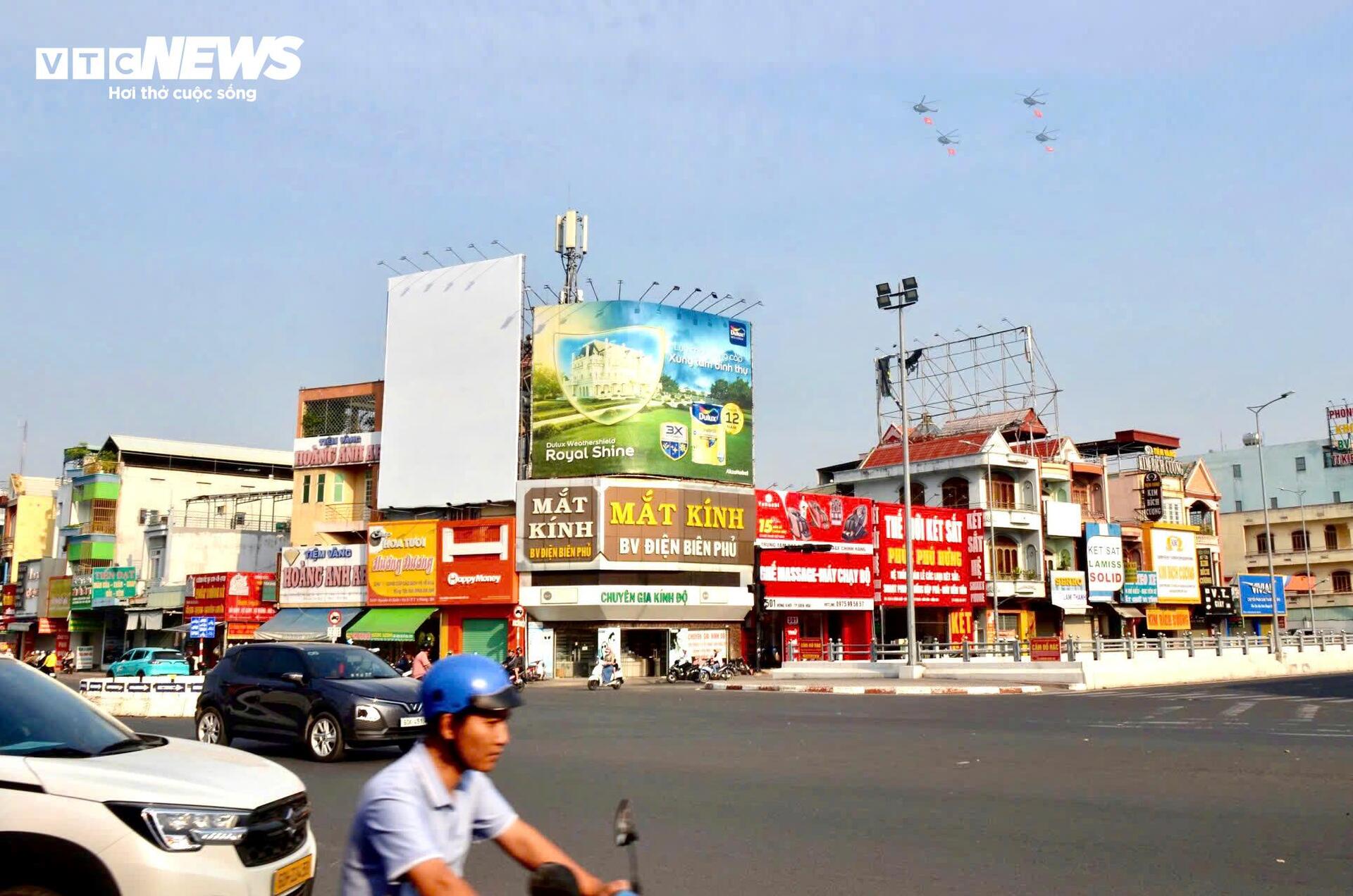 Phi đội trực thăng mang cờ Tổ quốc bay trên bầu trời Đồng Nai - Ảnh 14.