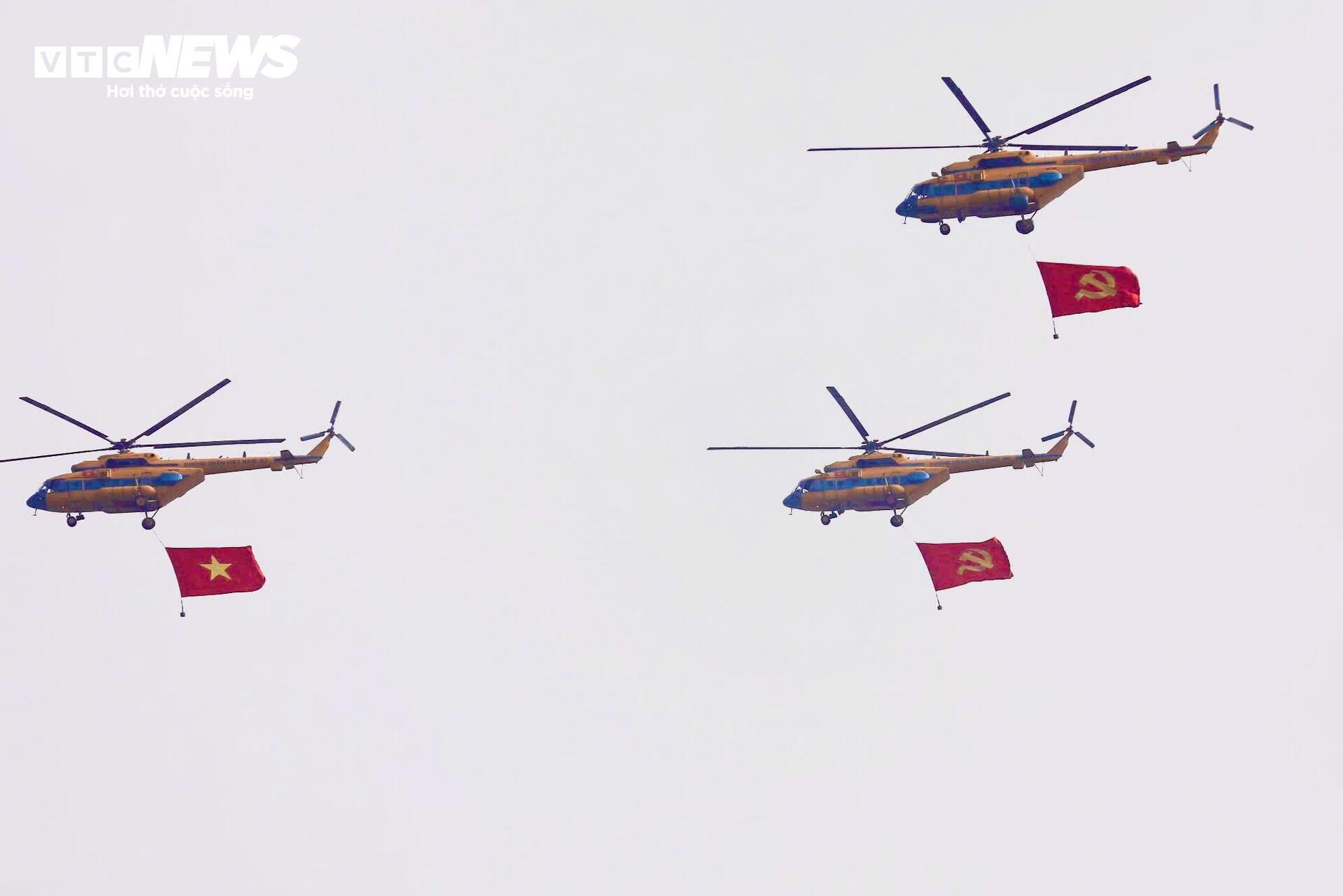 Phi đội trực thăng mang cờ Tổ quốc bay trên bầu trời Đồng Nai - Ảnh 10.