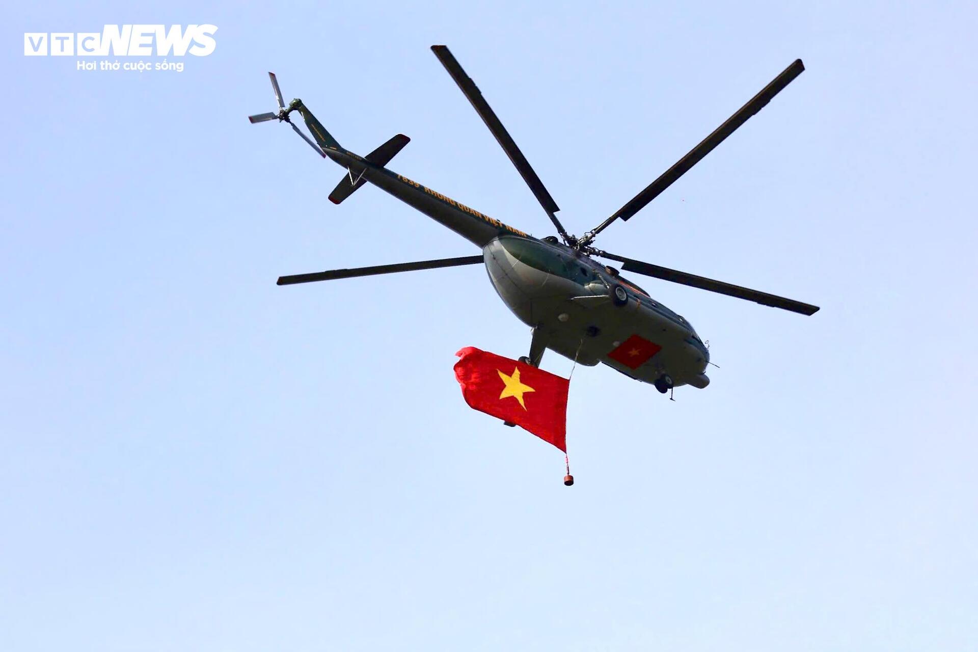 Phi đội trực thăng mang cờ Tổ quốc bay trên bầu trời Đồng Nai - Ảnh 7.