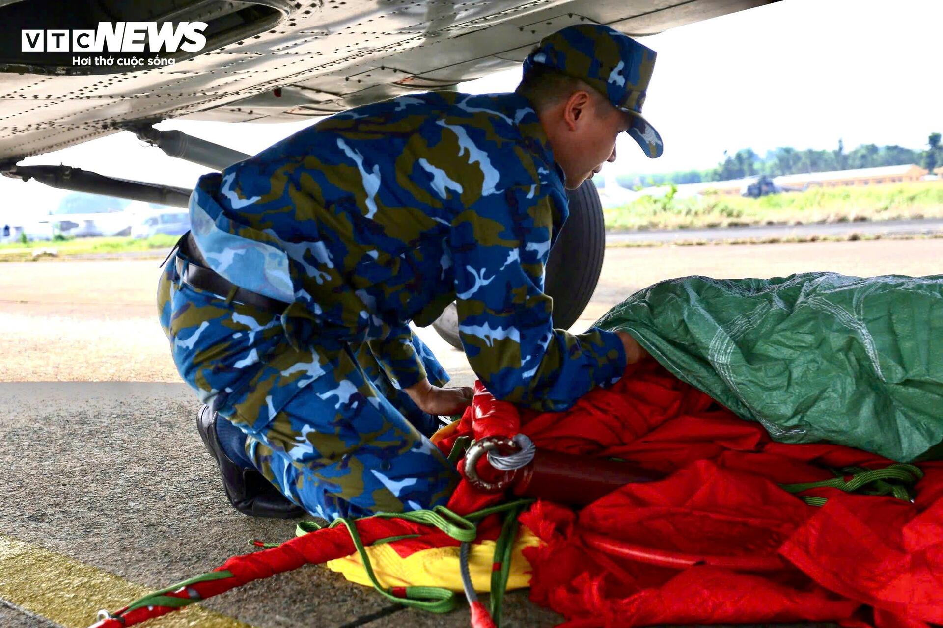 Phi đội trực thăng mang cờ Tổ quốc bay trên bầu trời Đồng Nai - Ảnh 4.