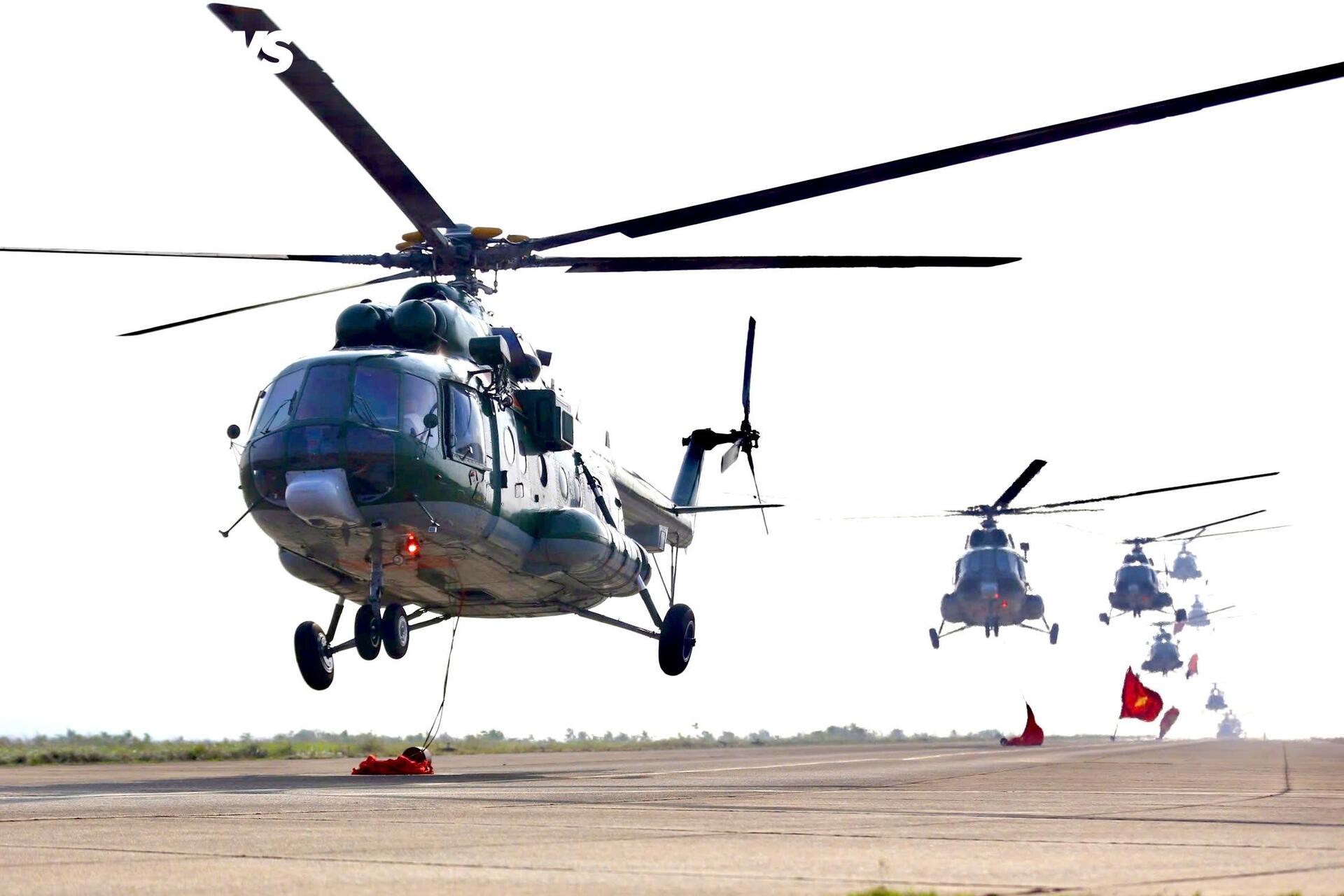 Phi đội trực thăng mang cờ Tổ quốc bay trên bầu trời Đồng Nai - Ảnh 5.