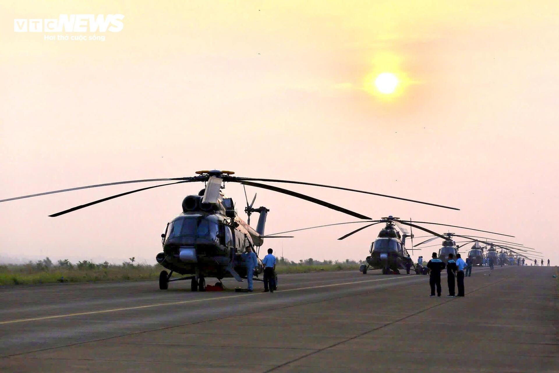 Phi đội trực thăng mang cờ Tổ quốc bay trên bầu trời Đồng Nai - Ảnh 1.