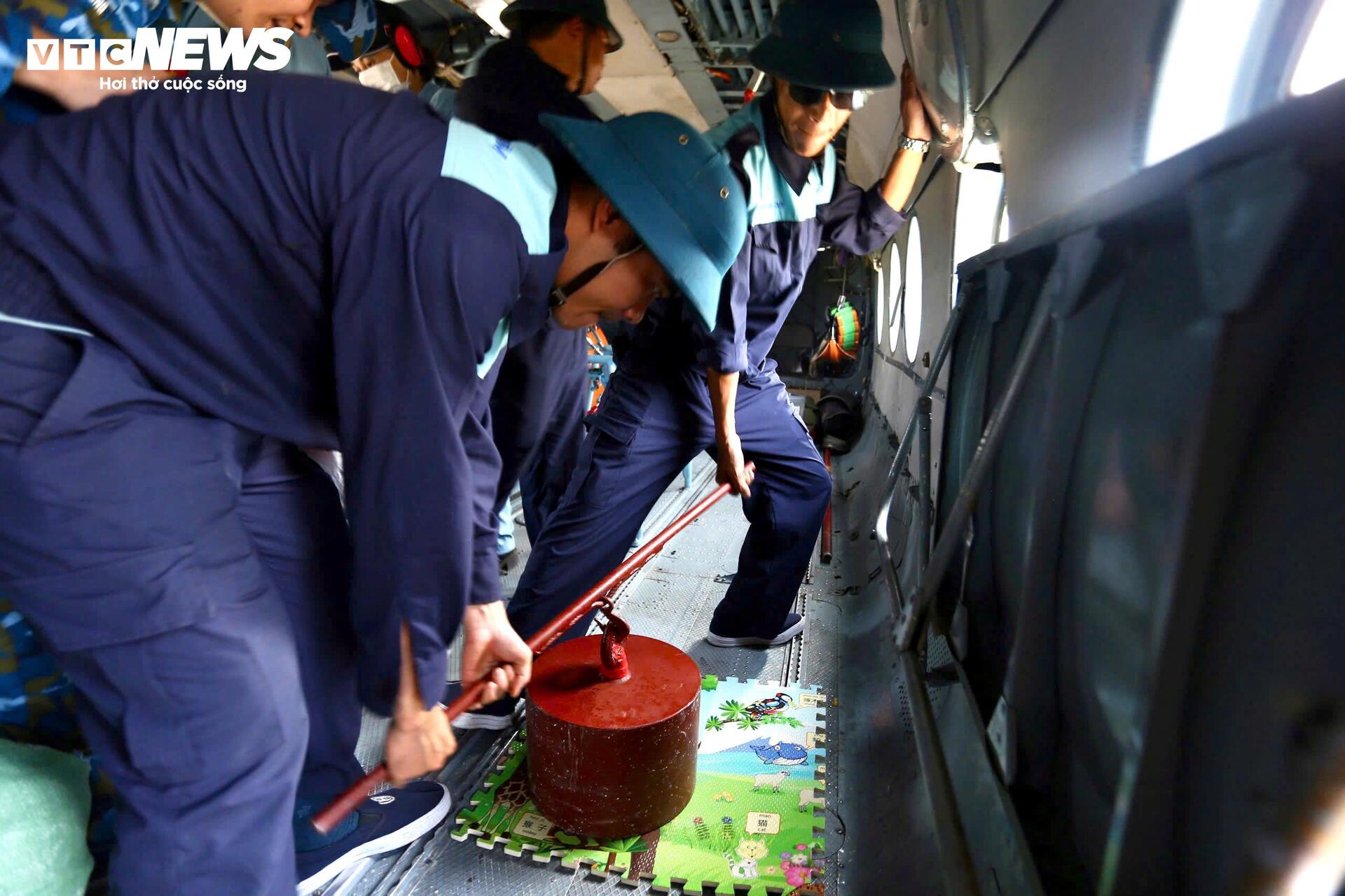 Phi đội trực thăng mang cờ Tổ quốc bay trên bầu trời Đồng Nai - Ảnh 3.