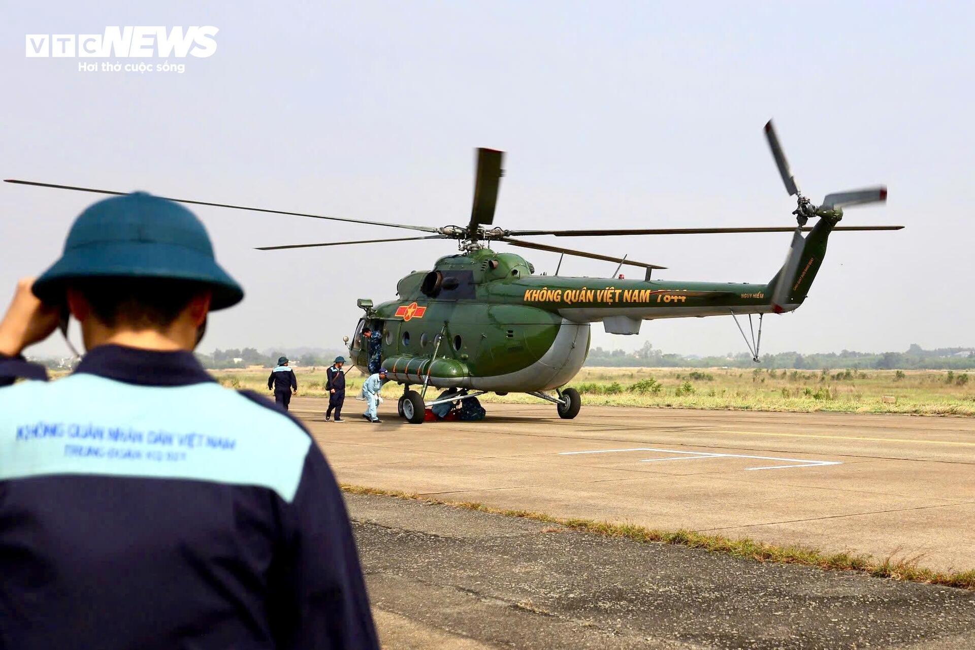 Phi đội trực thăng mang cờ Tổ quốc bay trên bầu trời Đồng Nai - Ảnh 2.