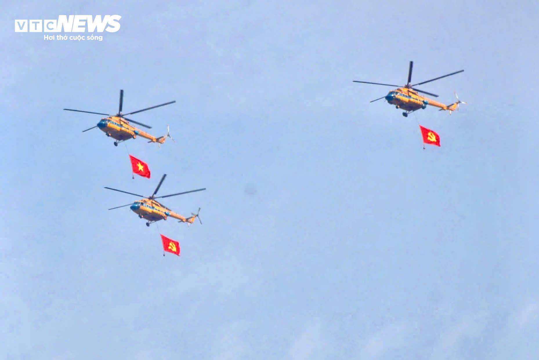 Phi đội trực thăng mang cờ Tổ quốc bay trên bầu trời Đồng Nai - Ảnh 11.