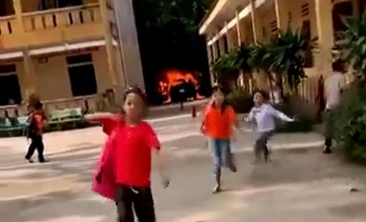 Xe ô tô của hiệu trưởng bất ngờ cháy trong sân trường thanh hóa - Ảnh 1. Xe ô tô của hiệu trưởng bất ngờ cháy trong sân trường thanh hóa - Ảnh 1.