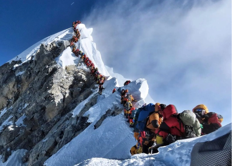 Nepal siết chặt điều kiện cấp ph&eacute;p leo n&uacute;i Everest - Ảnh 1.