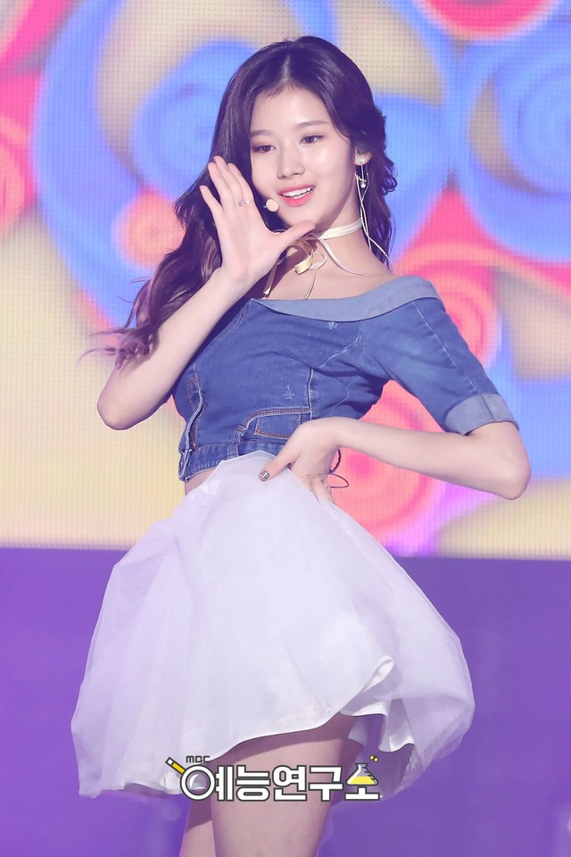 Biểu tượng thanh xuân thay đổi chóng mặt ở tuổi 30: Đã hết ngây thơ, lắc hông 3 giây cả ngàn người "đổ gục”- Ảnh 2.