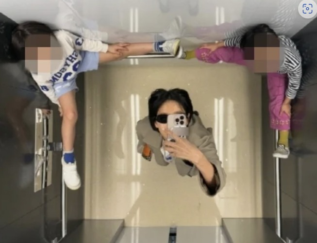 Ngôi sao dung túng con cái làm điều thiếu ý thức nơi công cộng bị chỉ trích dữ dội - Ảnh 1. Ngôi sao dung túng con cái làm điều thiếu ý thức nơi công cộng bị chỉ trích dữ dội - Ảnh 1.