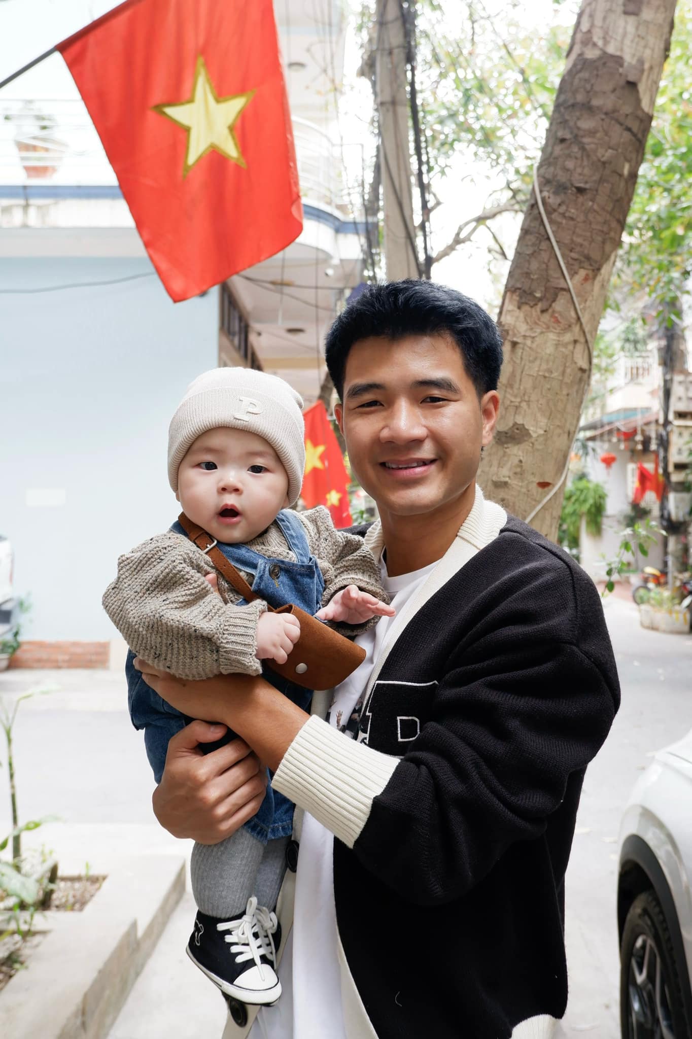 Hội cầu thủ nổi tiếng rầm rộ khoe ảnh cùng con yêu nước: Tự hào màu cờ sắc áo từ sân cỏ đến ngoài đời- Ảnh 11. Hội cầu thủ nổi tiếng rầm rộ khoe ảnh cùng con yêu nước: Tự hào màu cờ sắc áo từ sân cỏ đến ngoài đời- Ảnh 11.