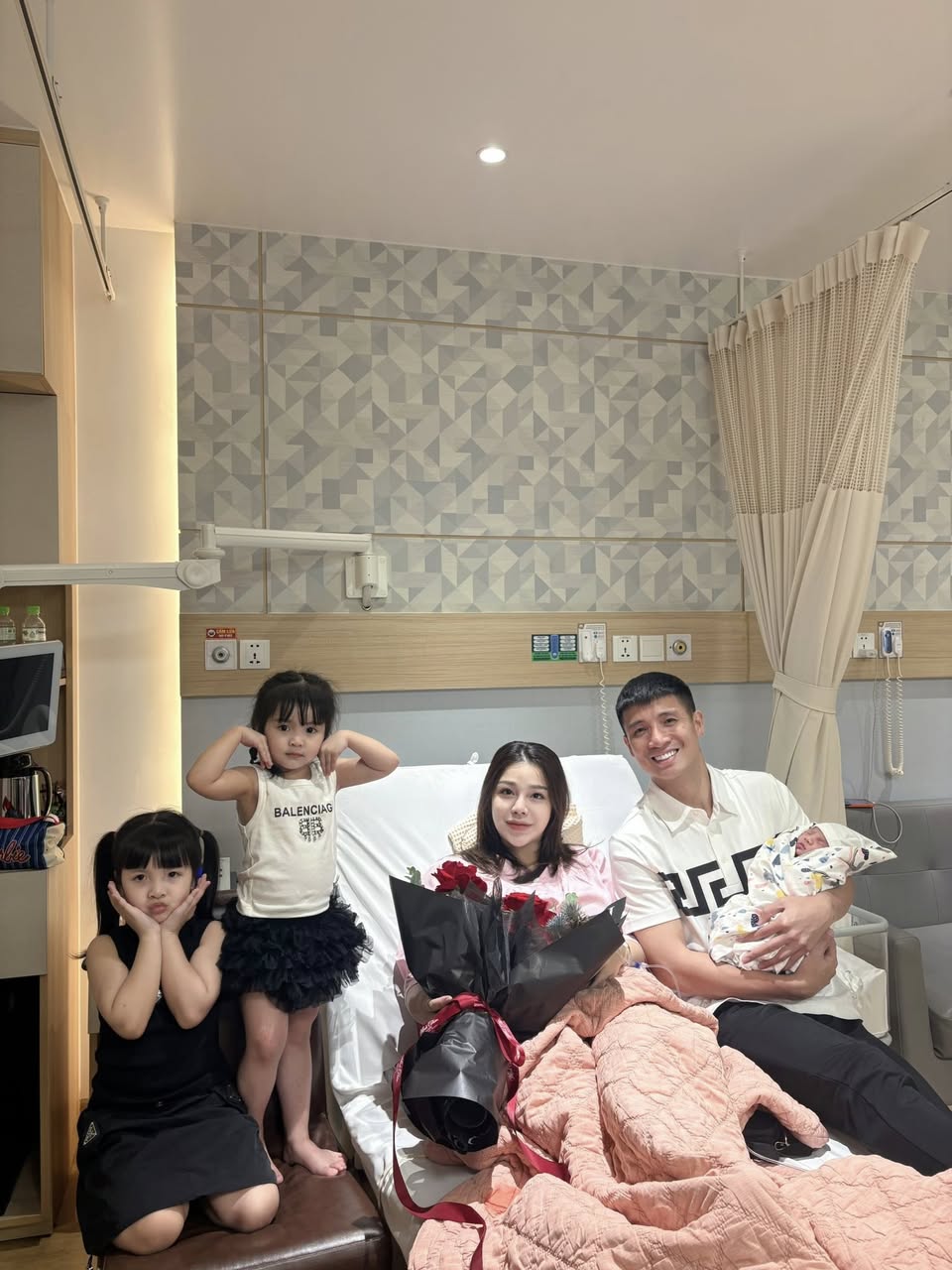Hội cầu thủ nổi tiếng rầm rộ khoe ảnh cùng con yêu nước: Tự hào màu cờ sắc áo từ sân cỏ đến ngoài đời- Ảnh 14. Hội cầu thủ nổi tiếng rầm rộ khoe ảnh cùng con yêu nước: Tự hào màu cờ sắc áo từ sân cỏ đến ngoài đời- Ảnh 14.