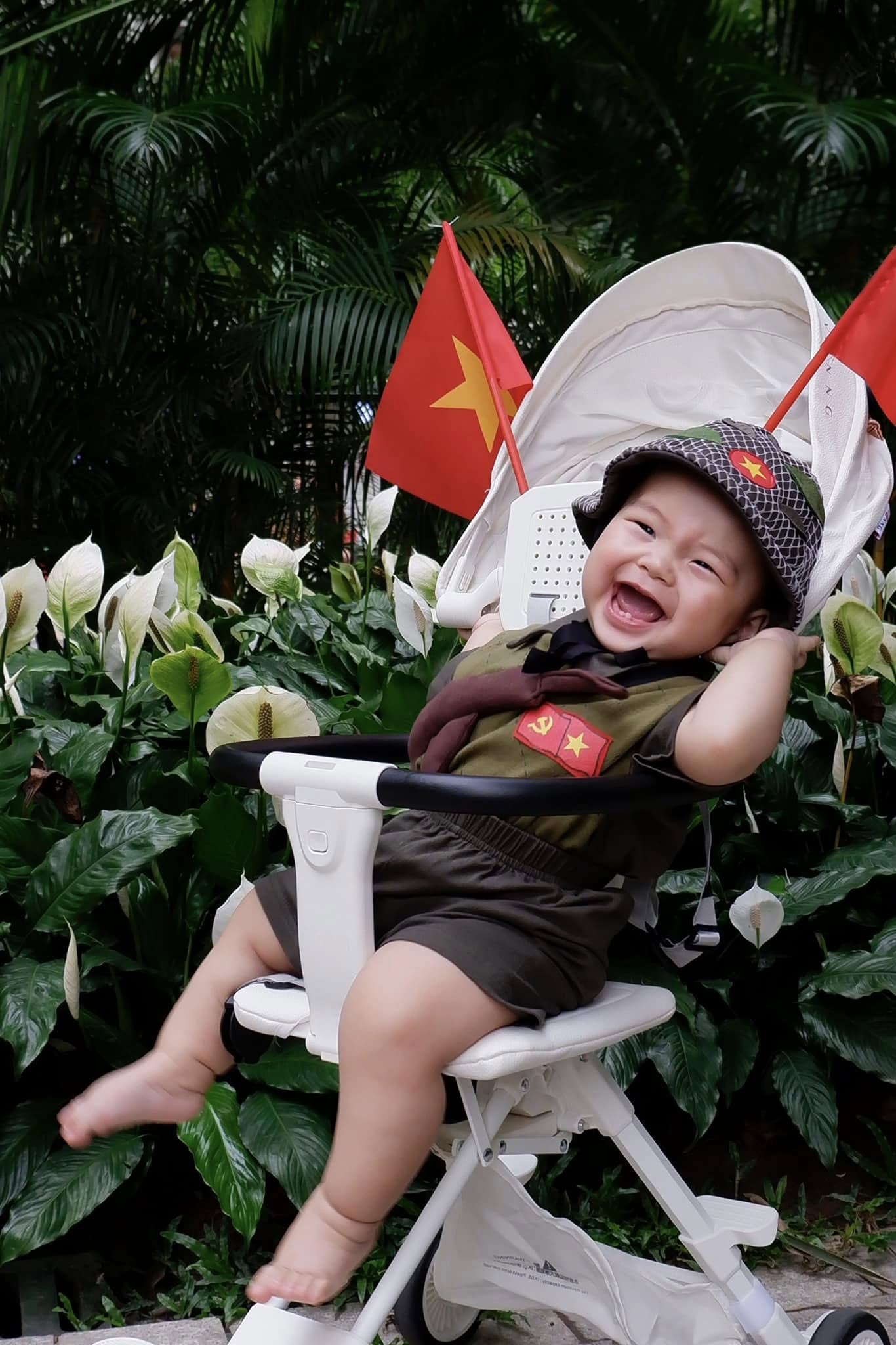 Hội cầu thủ nổi tiếng rầm rộ khoe ảnh cùng con yêu nước: Tự hào màu cờ sắc áo từ sân cỏ đến ngoài đời- Ảnh 8. Hội cầu thủ nổi tiếng rầm rộ khoe ảnh cùng con yêu nước: Tự hào màu cờ sắc áo từ sân cỏ đến ngoài đời- Ảnh 8.