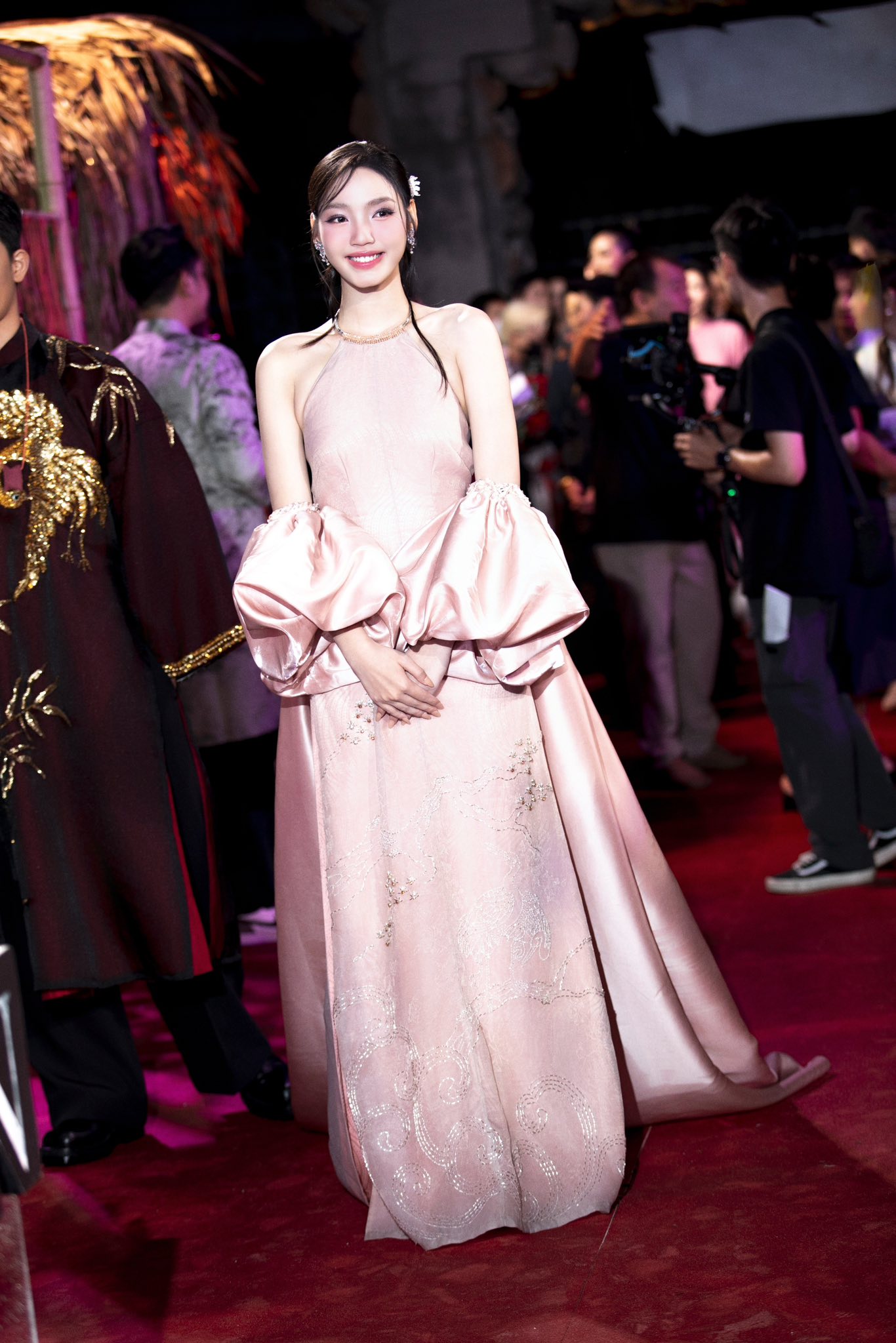 Mỹ nhân cổ trang Việt đẹp nhất hiện tại: 7 tuổi đã cực đắt show, 17 tuổi có ngay bom tấn siêu khủng- Ảnh 6. Mỹ nhân cổ trang Việt đẹp nhất hiện tại: 7 tuổi đã cực đắt show, 17 tuổi có ngay bom tấn siêu khủng- Ảnh 6.