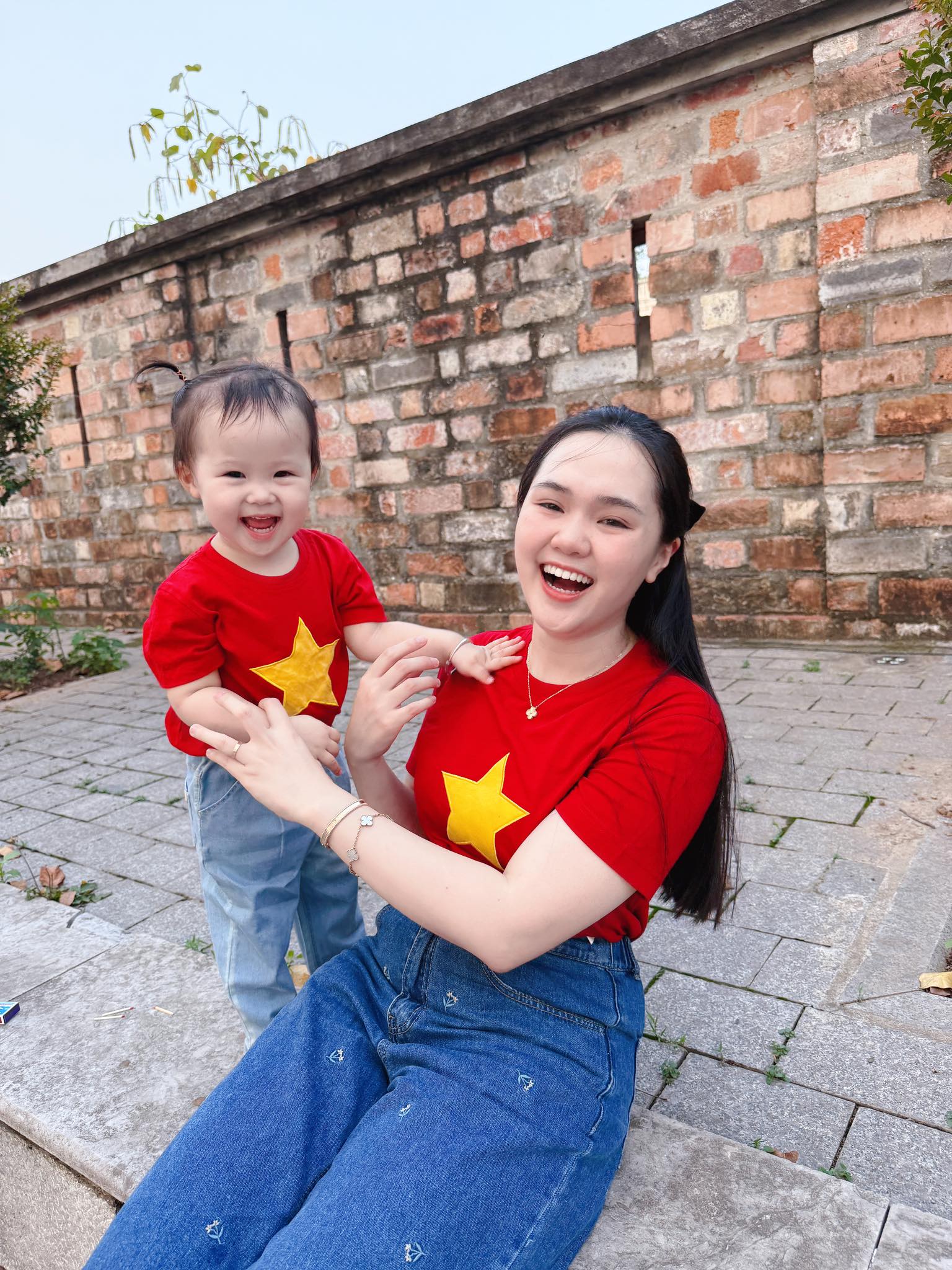 Hội cầu thủ nổi tiếng rầm rộ khoe ảnh cùng con yêu nước: Tự hào màu cờ sắc áo từ sân cỏ đến ngoài đời- Ảnh 7. Hội cầu thủ nổi tiếng rầm rộ khoe ảnh cùng con yêu nước: Tự hào màu cờ sắc áo từ sân cỏ đến ngoài đời- Ảnh 7.