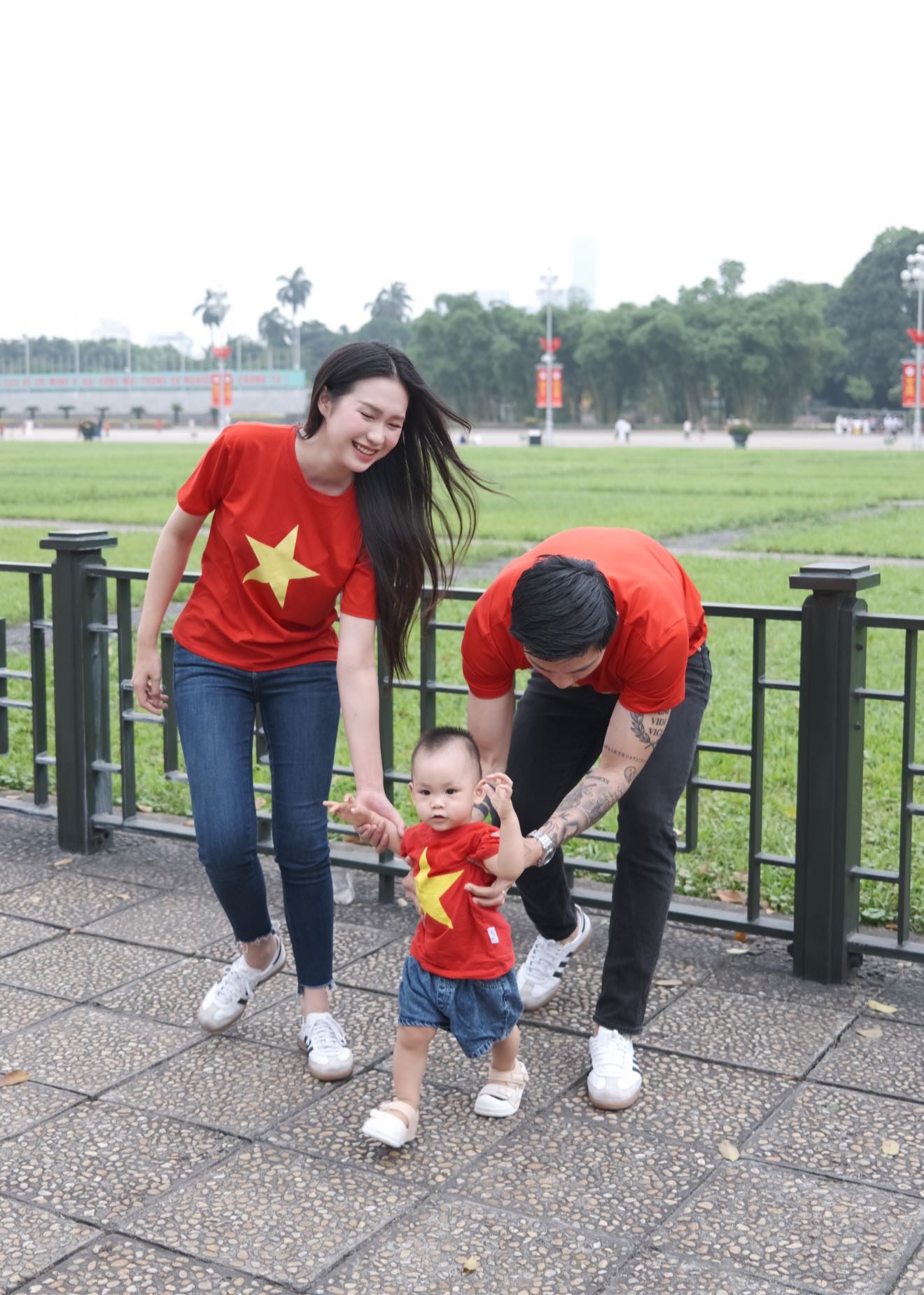 Hội cầu thủ nổi tiếng rầm rộ khoe ảnh cùng con yêu nước: Tự hào màu cờ sắc áo từ sân cỏ đến ngoài đời- Ảnh 1. Hội cầu thủ nổi tiếng rầm rộ khoe ảnh cùng con yêu nước: Tự hào màu cờ sắc áo từ sân cỏ đến ngoài đời- Ảnh 1.