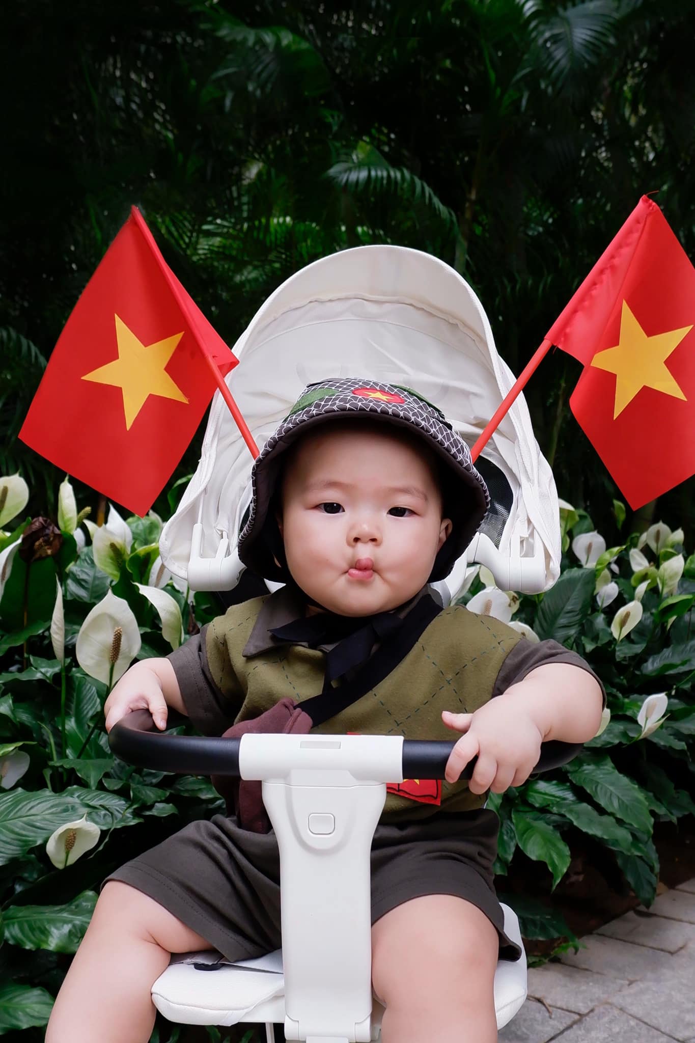 Hội cầu thủ nổi tiếng rầm rộ khoe ảnh cùng con yêu nước: Tự hào màu cờ sắc áo từ sân cỏ đến ngoài đời- Ảnh 9. Hội cầu thủ nổi tiếng rầm rộ khoe ảnh cùng con yêu nước: Tự hào màu cờ sắc áo từ sân cỏ đến ngoài đời- Ảnh 9.