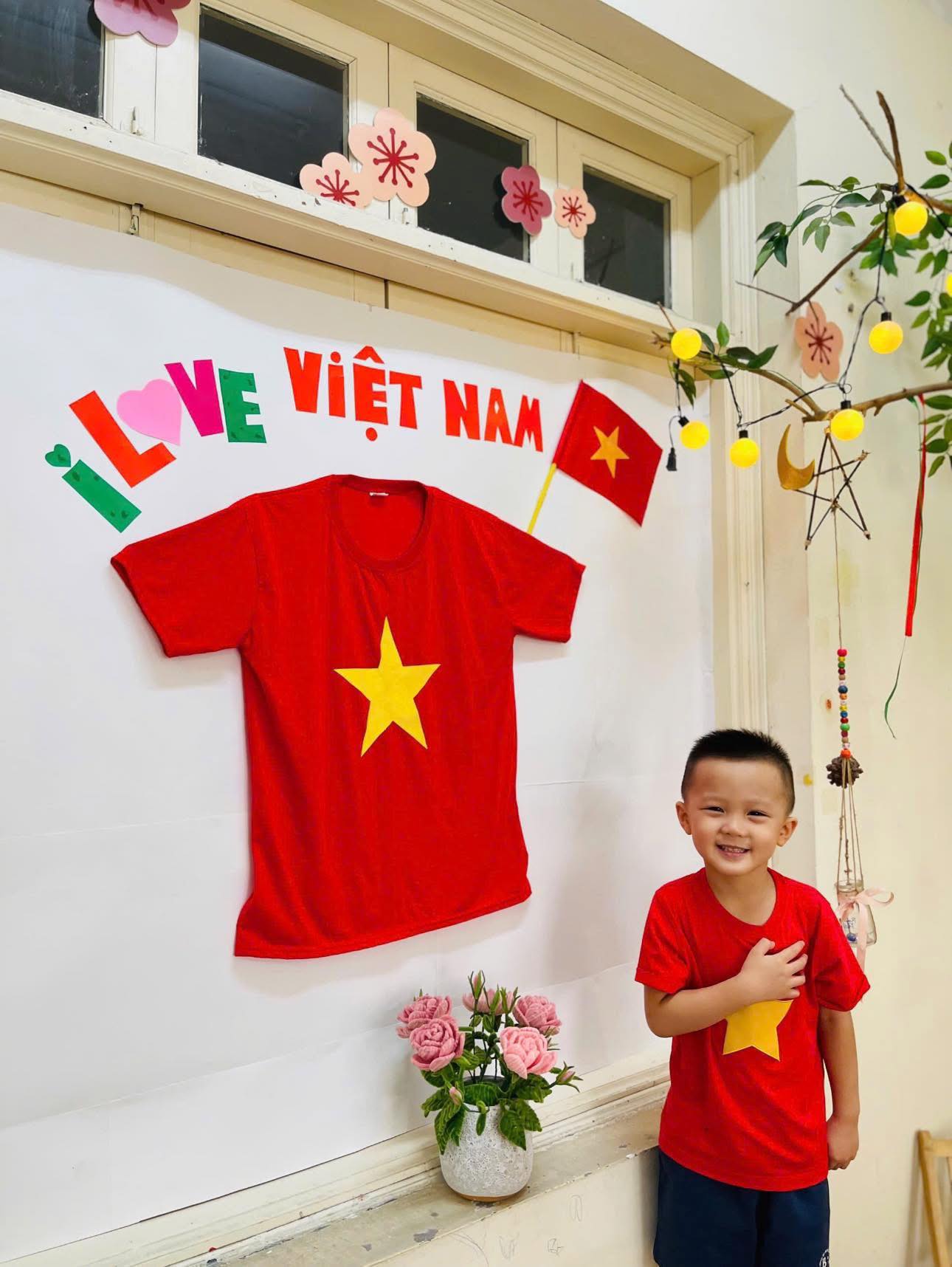 Hội cầu thủ nổi tiếng rầm rộ khoe ảnh cùng con yêu nước: Tự hào màu cờ sắc áo từ sân cỏ đến ngoài đời- Ảnh 6. Hội cầu thủ nổi tiếng rầm rộ khoe ảnh cùng con yêu nước: Tự hào màu cờ sắc áo từ sân cỏ đến ngoài đời- Ảnh 6.