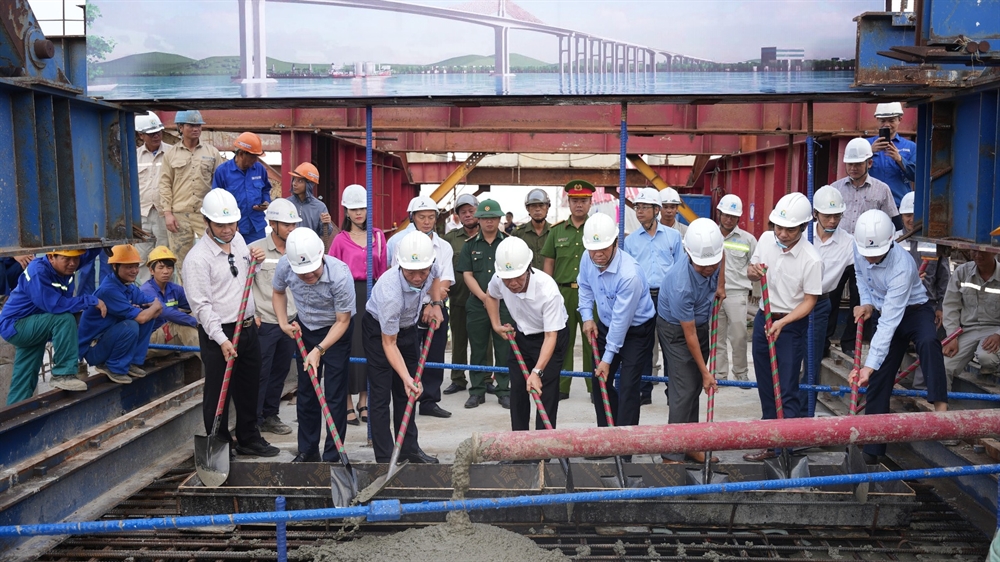 Cầu vượt cửa biển 2.400 tỷ đồng dài nhất miền Trung vừa đạt dấu mốc quan trọng - Ảnh 1. Cầu vượt cửa biển 2.400 tỷ đồng dài nhất miền Trung vừa đạt dấu mốc quan trọng - Ảnh 1.