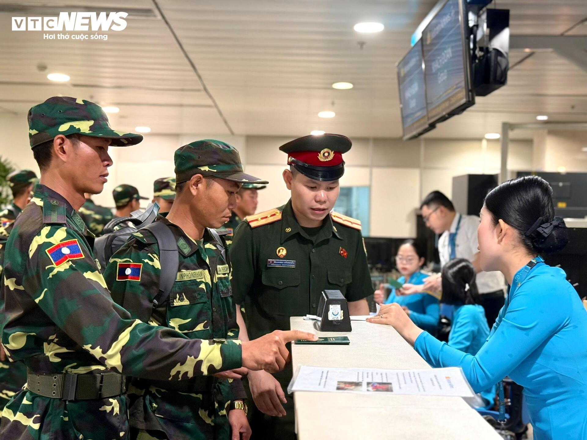 Đoàn quân đội Lào chia tay Việt Nam Sau màn diễu binh ấn tượng - Ảnh 2.
