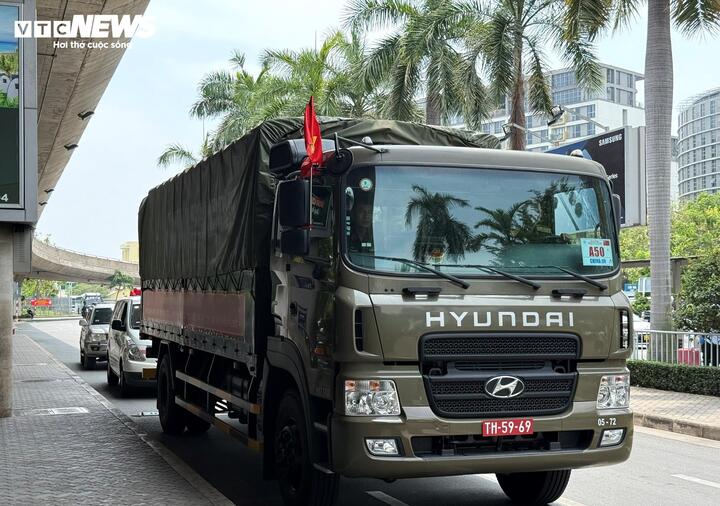 Đoàn quân đội Trung Quốc rời Việt Nam sau diễu binh kỷ niệm 50 năm thống nhất đất nước - Ảnh 5.