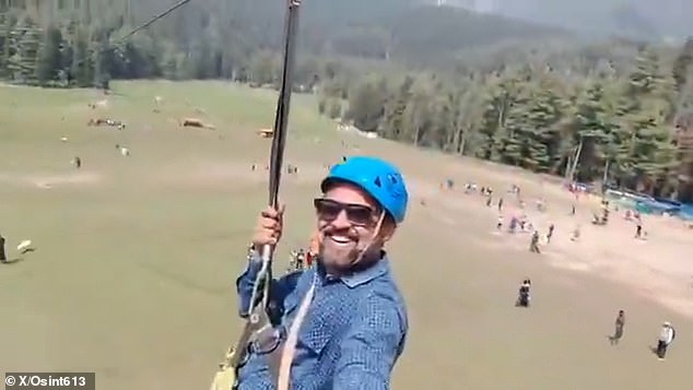 Video sốc: Du kh&aacute;ch livestream cảnh đu zipline vui vẻ khi ph&iacute;a dưới đang nổ ra cuộc xả s&uacute;ng khiến 26 người thiệt mạng- Ảnh 1.