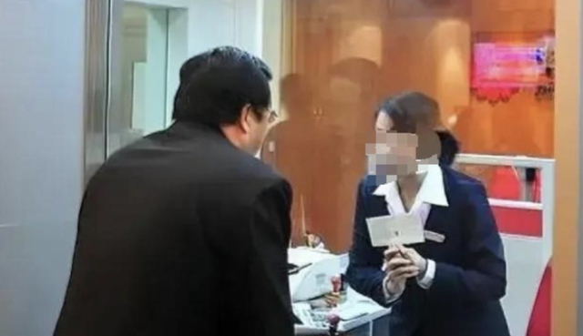 Người đàn ông gửi ngân hàng 14 tỷ, 1 năm sau rút tiền thì nhân viên khẳng định: Sổ tiết kiệm của ông là giả- Ảnh 1. Người đàn ông gửi ngân hàng 14 tỷ, 1 năm sau rút tiền thì nhân viên khẳng định: Sổ tiết kiệm của ông là giả- Ảnh 1.