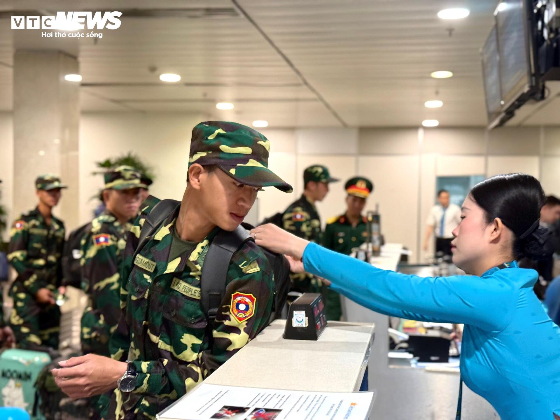 Đoàn quân đội Lào chia tay Việt Nam Sau màn diễu binh ấn tượng - Ảnh 3.