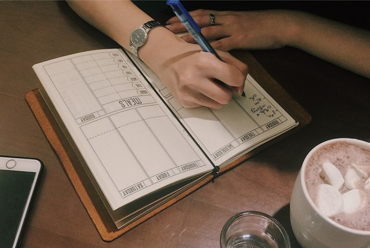 5 vật nhỏ n&ecirc;n đặt cạnh gối ngủ để giữ t&agrave;i lộc kh&ocirc;ng &ldquo;đội n&oacute;n ra đi&rdquo;- Ảnh 1.