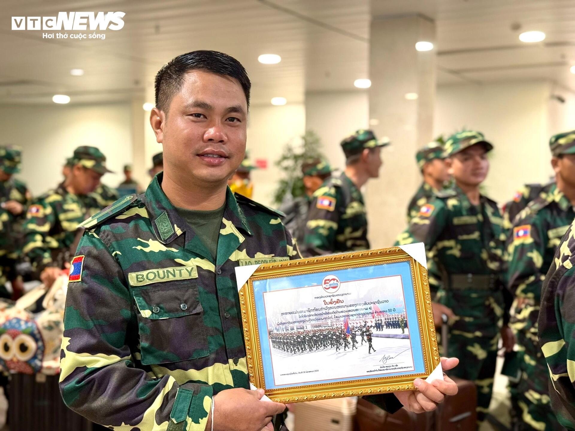 Đoàn quân đội Lào chia tay Việt Nam Sau màn diễu binh ấn tượng - Ảnh 7.