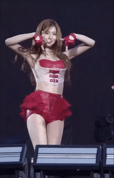 Biểu tượng thanh xuân thay đổi chóng mặt ở tuổi 30: Đã hết ngây thơ, lắc hông 3 giây cả ngàn người "đổ gục”- Ảnh 6.