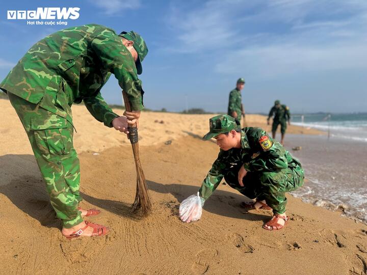 Dầu vón cục dính người tắm biển ở tuy hòa , Phú Yên gây lo lắng cho du khách - Ảnh 1.