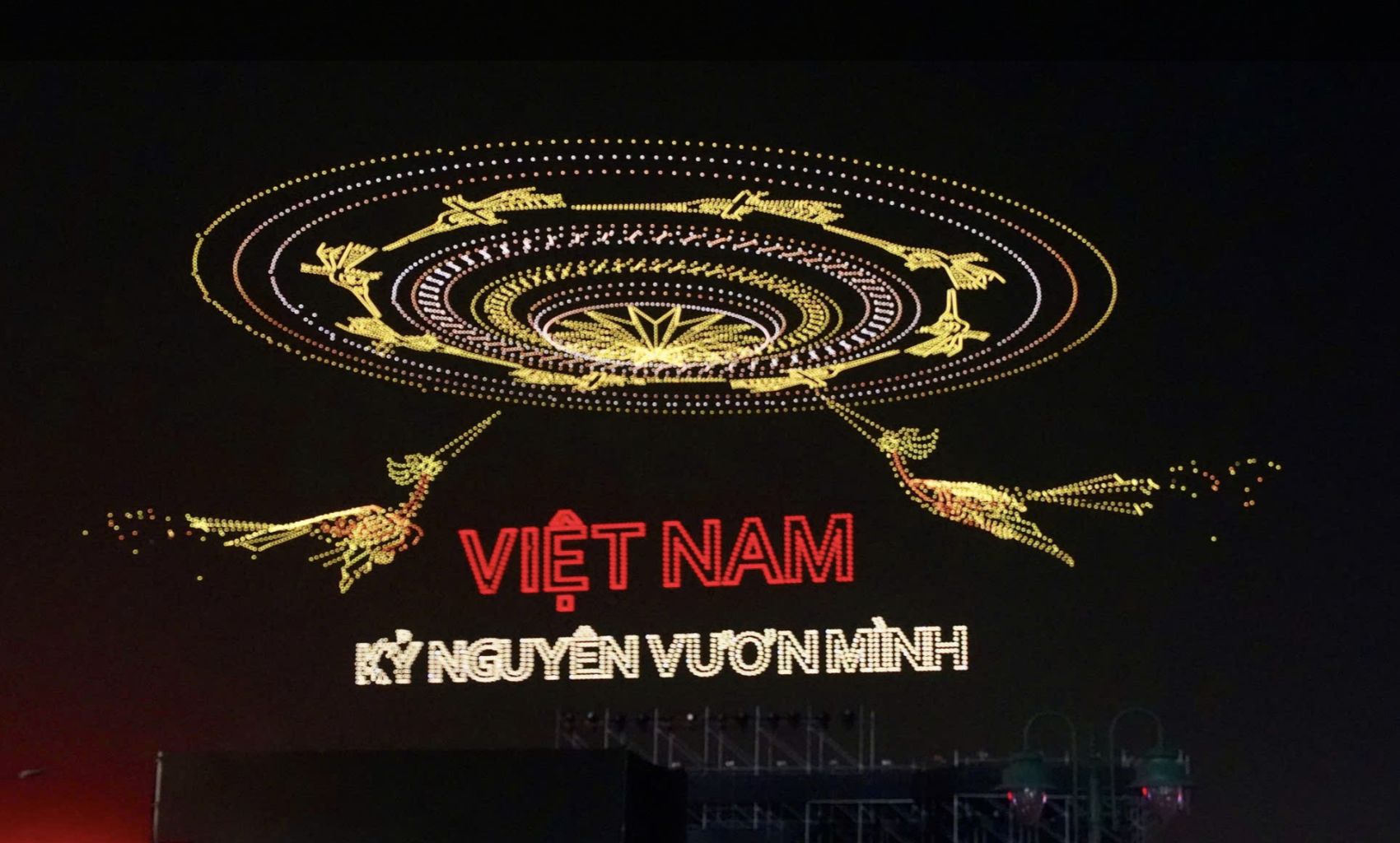 TP HCM hủy trình diễn drone 10 . 500 Vào tối 1 - 5 do vấn đề an toàn bay - Ảnh 1. TP HCM hủy trình diễn drone 10 . 500 Vào tối 1 - 5 do vấn đề an toàn bay - Ảnh 1.