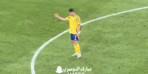 Fan xót xa trước hình ảnh Ronaldo đứng ngẩn ngơ tự nói chuyện với chính mình sau trận thua cay đắng - Ảnh 1.