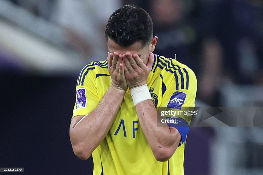 Fan xót xa trước hình ảnh Ronaldo đứng ngẩn ngơ tự nói chuyện với chính mình sau trận thua cay đắng - Ảnh 2.