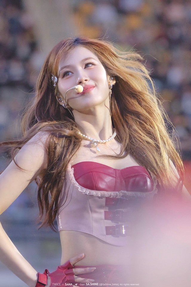 Biểu tượng thanh xuân thay đổi chóng mặt ở tuổi 30: Đã hết ngây thơ, lắc hông 3 giây cả ngàn người "đổ gục”- Ảnh 8.