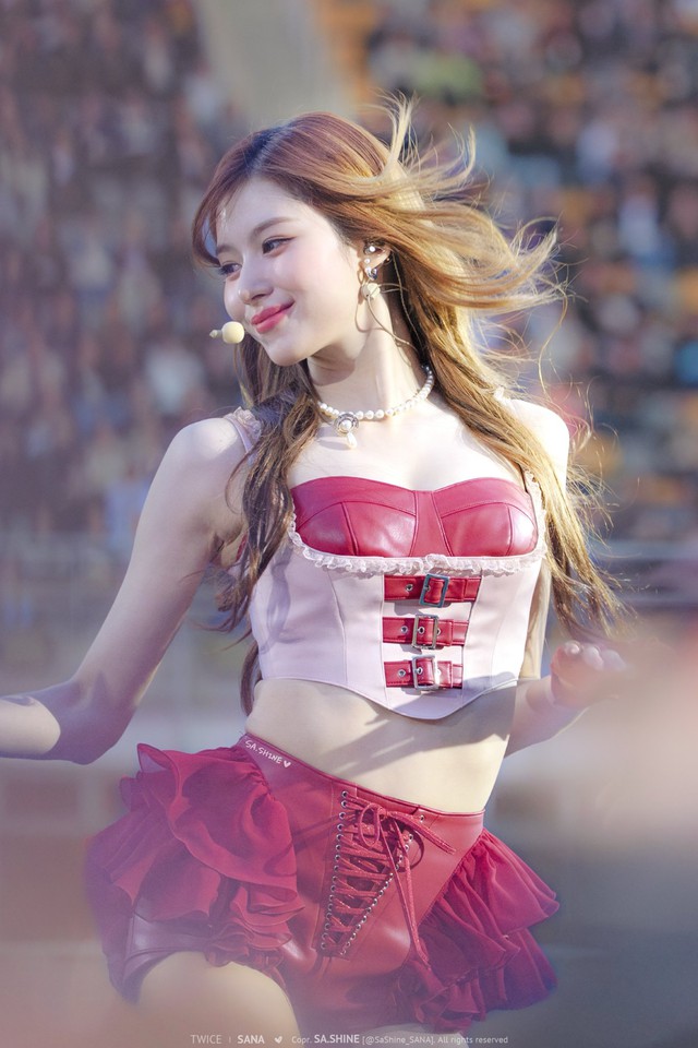 Biểu tượng thanh xuân thay đổi chóng mặt ở tuổi 30: Đã hết ngây thơ, lắc hông 3 giây cả ngàn người "đổ gục”- Ảnh 9.