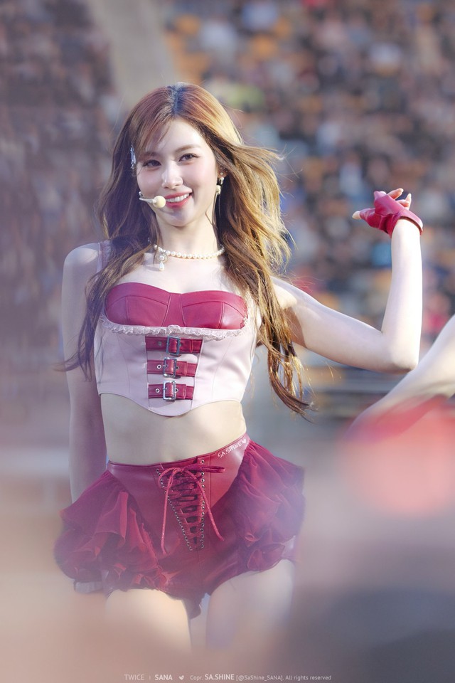 Biểu tượng thanh xuân thay đổi chóng mặt ở tuổi 30: Đã hết ngây thơ, lắc hông 3 giây cả ngàn người "đổ gục”- Ảnh 7.