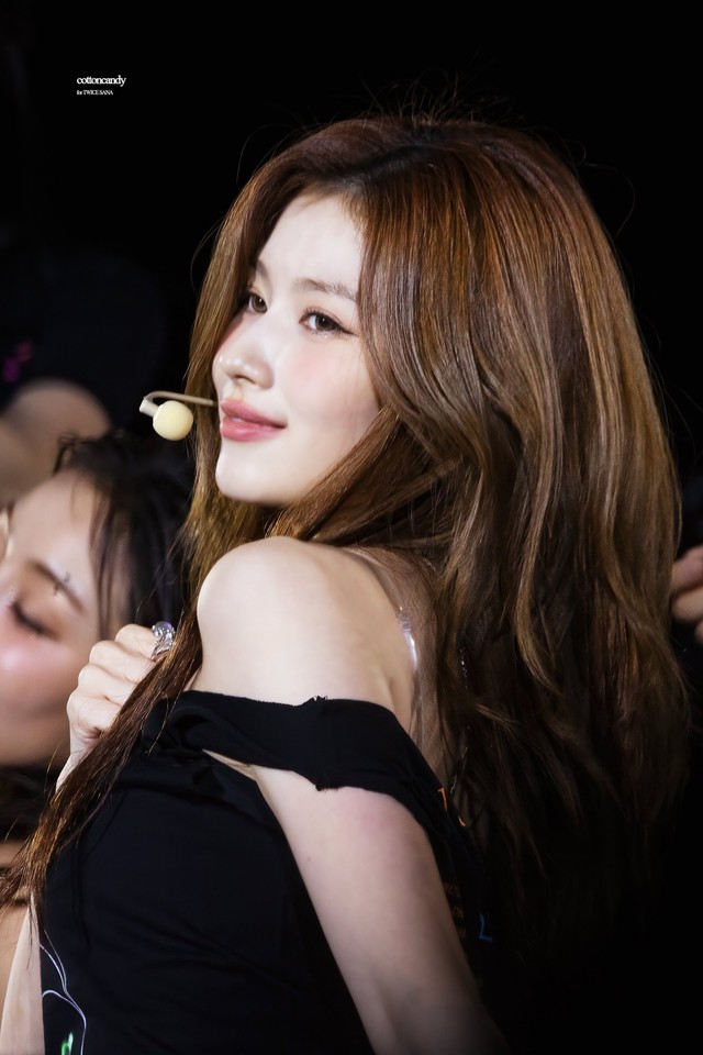 Biểu tượng thanh xuân thay đổi chóng mặt ở tuổi 30: Đã hết ngây thơ, lắc hông 3 giây cả ngàn người "đổ gục”- Ảnh 12.