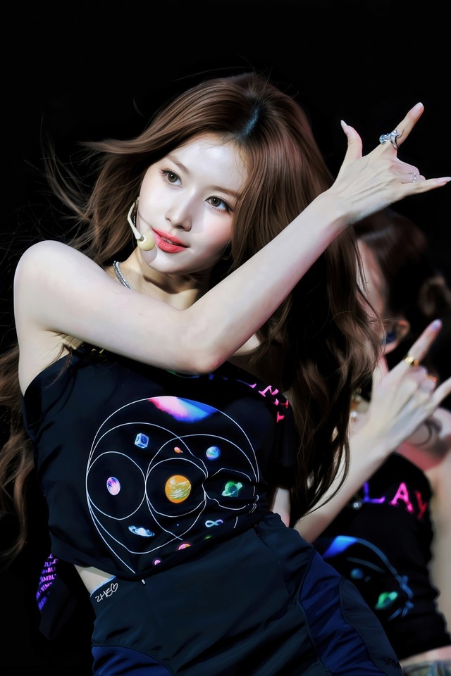 Biểu tượng thanh xuân thay đổi chóng mặt ở tuổi 30: Đã hết ngây thơ, lắc hông 3 giây cả ngàn người "đổ gục”- Ảnh 11.