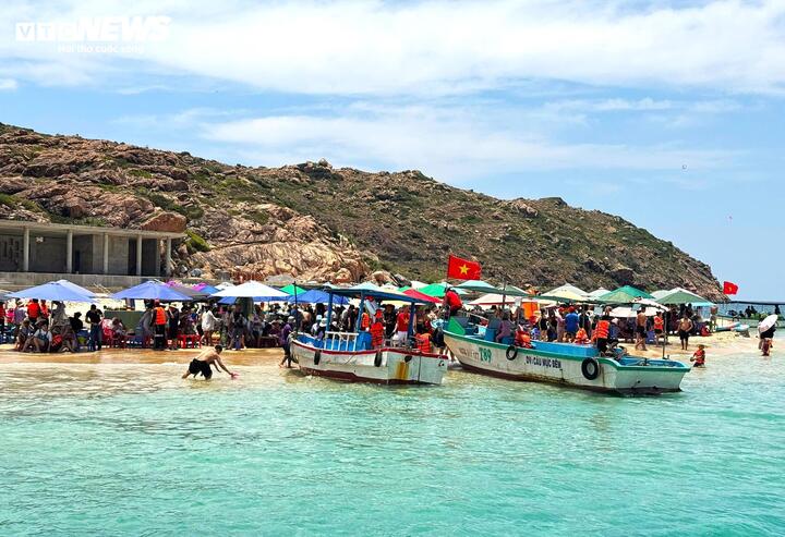 Mô tô nước lao vào bờ khiến cháu bé thiệt mạng tại Hòn Khô - Ảnh 1.
