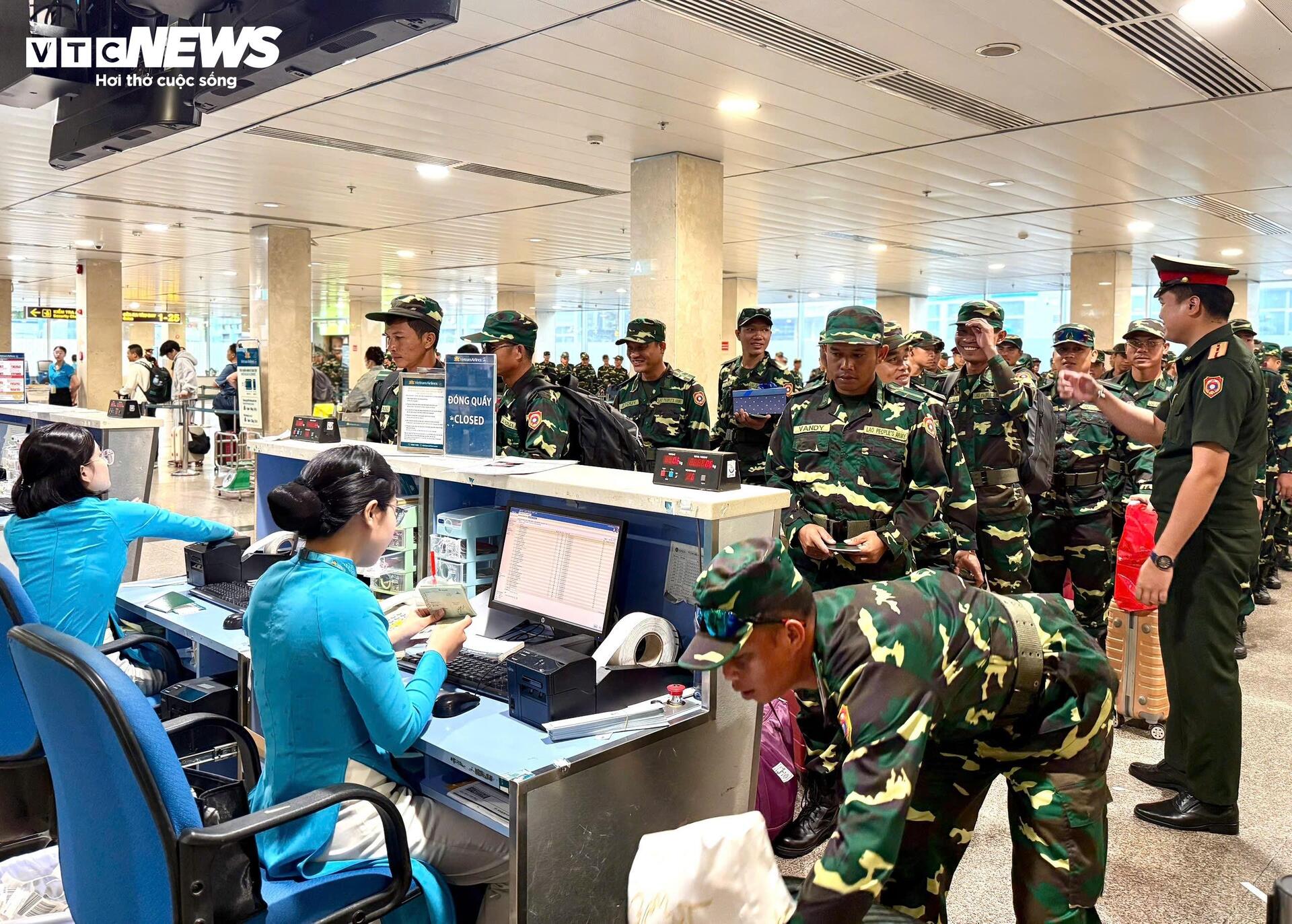 Đoàn quân đội Lào chia tay Việt Nam Sau màn diễu binh ấn tượng - Ảnh 1.